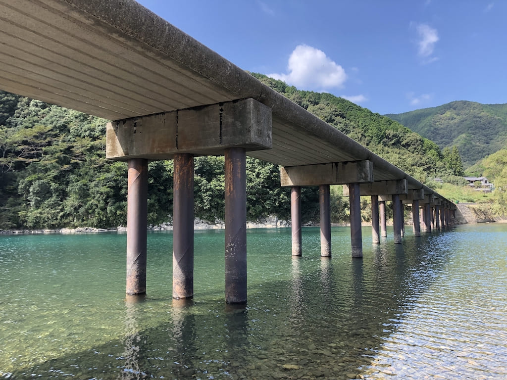 勝間沈下橋 で四万十川ブルーを眺める 飛び込みキケン 事故多発