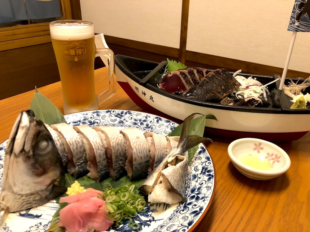 高知市 明神丸 梅野 でカツオのたたきのわら焼き体験にチャレンジ くぼたび