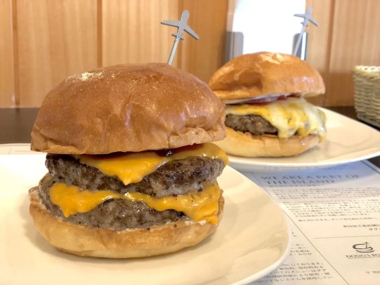 ダグズバーガー で宮古島ランチ 肉肉しいハンバーガーにかぶりつく